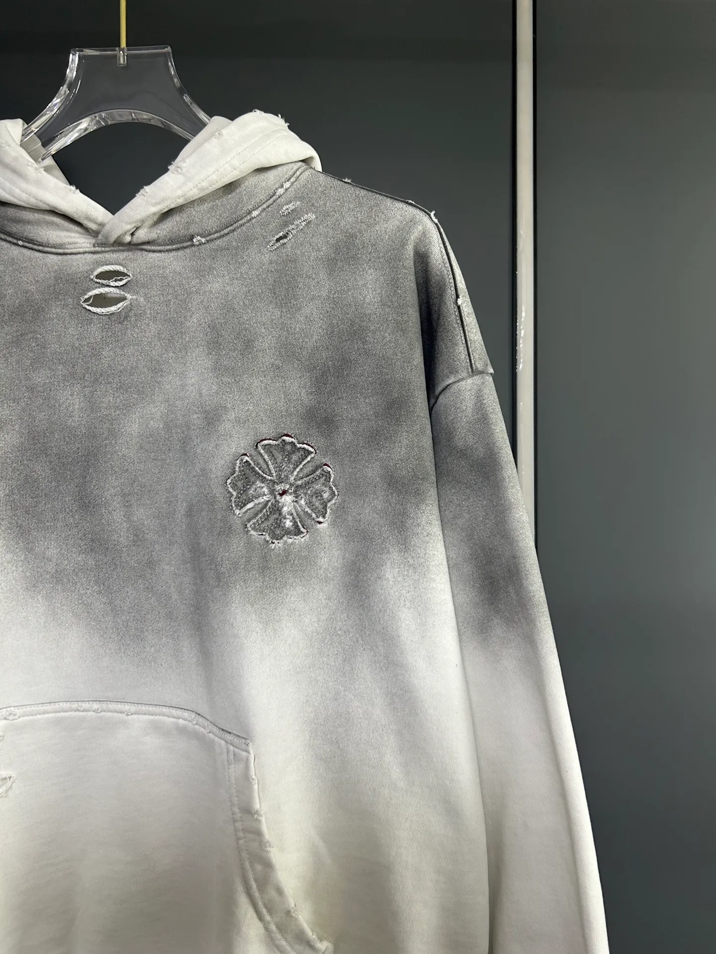 P310 𝗖𝗵𝗿𝗼𝗺𝗲 𝗛𝗲𝗮𝗿𝘁𝘀/Cro Heart 2025 Cross Patch Embroidery Summer New Original Single Counter American Acid Washed Distressed Laser Burnt Patch Embroidery Couple Casual Hooded Sweatshirt 👑The highest version! Customized fabric 440g tripe terry fabric! American acid-washed and distressed original fabric laser burnt ✟appliqué embroidery and exquisite embroidery of letters! The best-selling model at the counter. It is very comfortable to wear. It is low-key yet luxurious. It is very classy when worn. The large size and tailoring are needless to say. The upper body is exquisite and vivid. 👍High-end first-class materials. A truly palace-level product. The cotton from Turkey is of outstanding quality. After heavy washing, the clothes are very soft! Not picky, the upper body is absolutely stylish and extremely luxurious. Auxiliary materials: The original model has been authenticated and labeled ➕100% silk washed with water label. Genuine purchase-grade original hangtag➕matching hanging rope➕3D hanging beads➕original packaging bag. Craftsmanship: The original version has consistent wiring! The highest version of the armhole matching technique! Countless times of pattern making to 100% restore the original appearance! The correct version is the same for men and women, super eye-catching, super good-looking, and super atmospheric! Color: black, white and gray Size, XS S M L